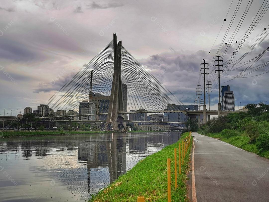 Ponte ficou em São Paulo sobre os Pinheiros..