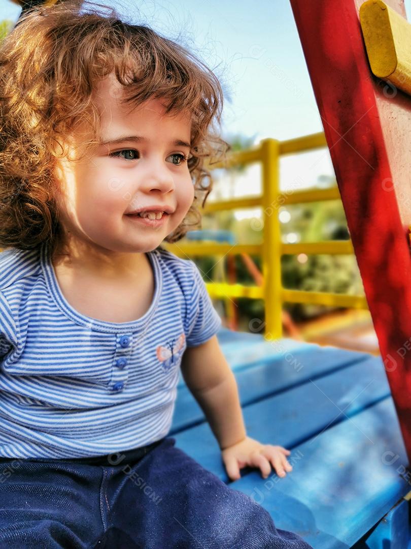 Menina brasileira olhando para o lado ao ar livre..
