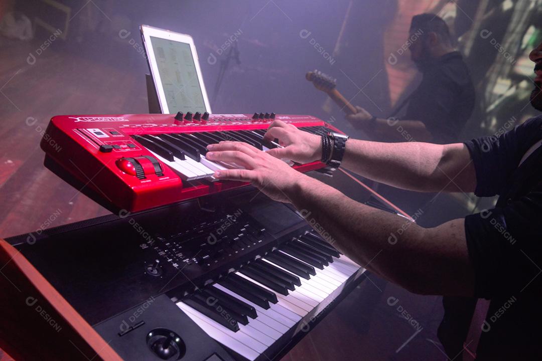 festa noturna  com teclado