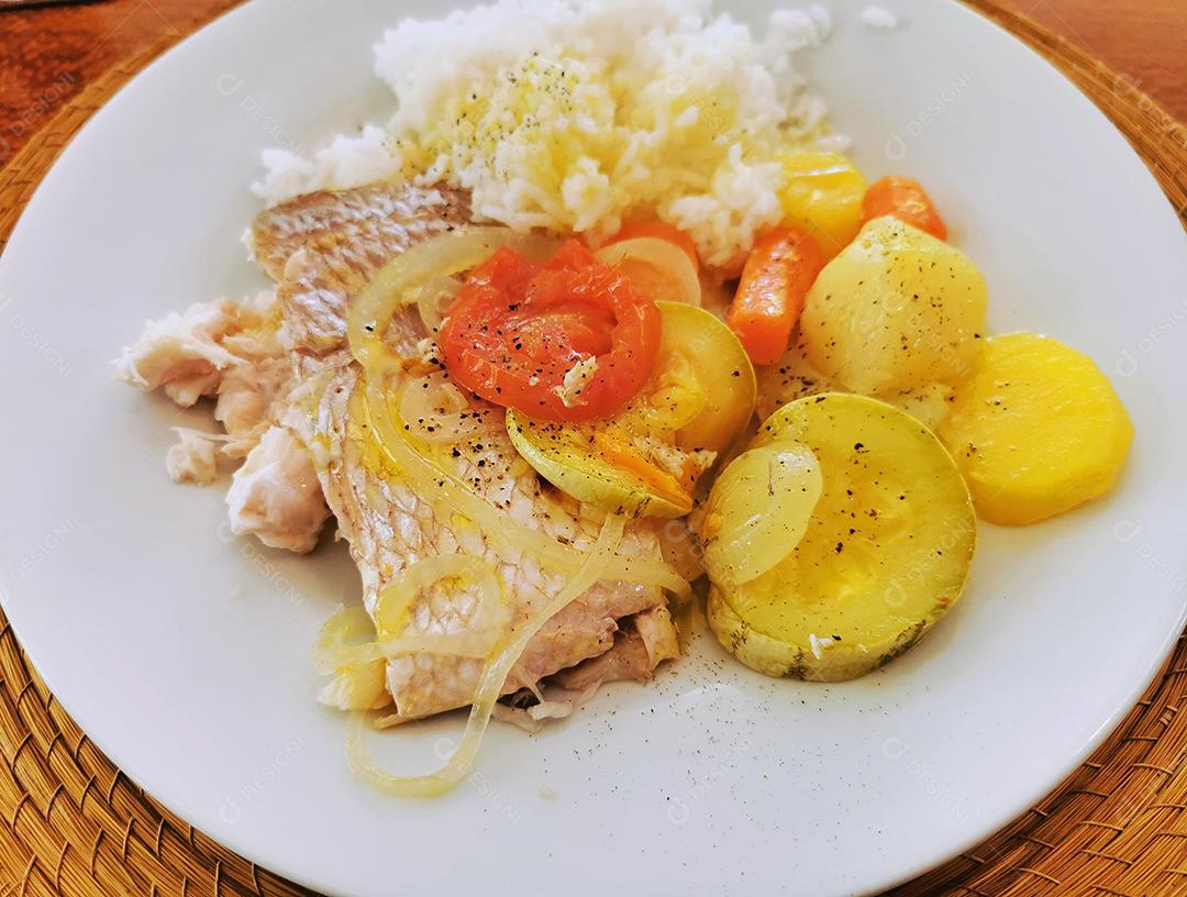 Prato típico brasileiro feito de peixe, arroz e legumes..