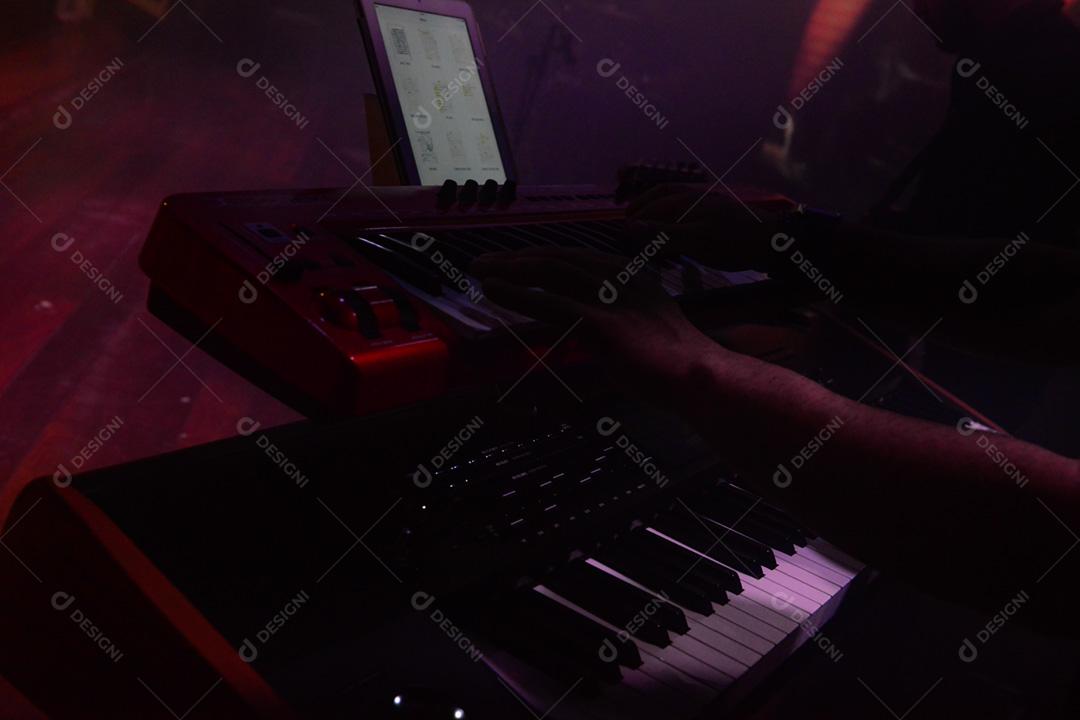 festa noturna com um homem tocando teclado