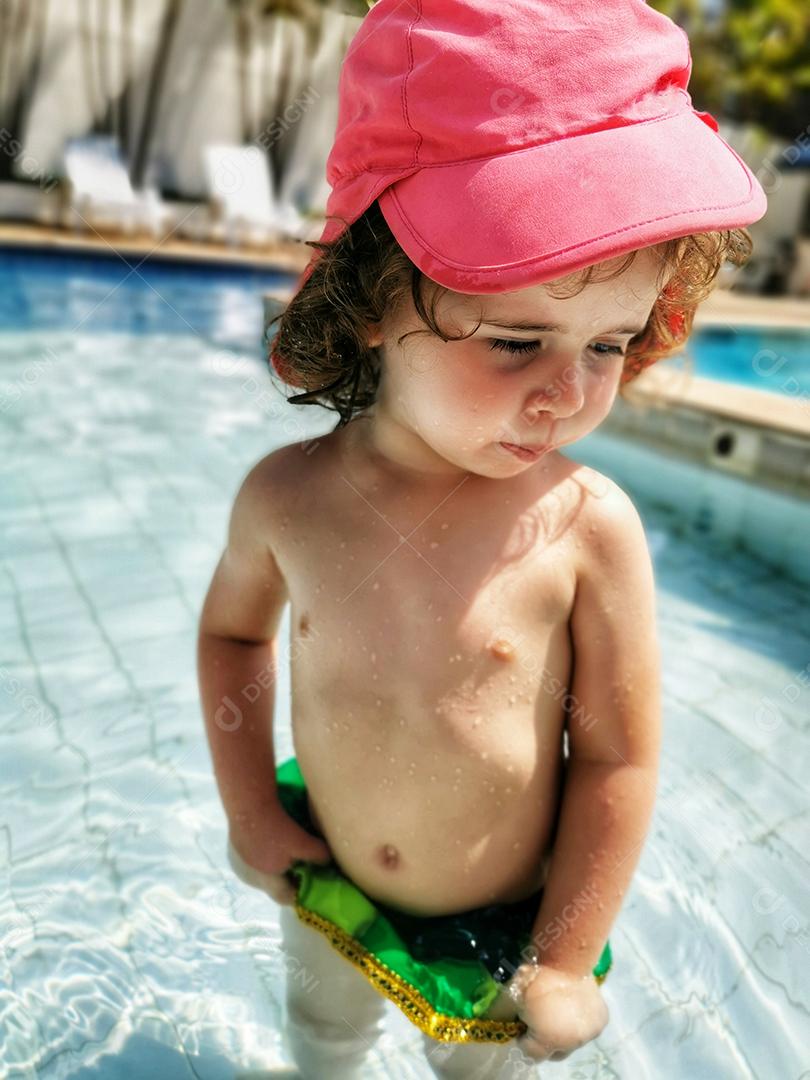 Menina brasileira brincando na piscina..