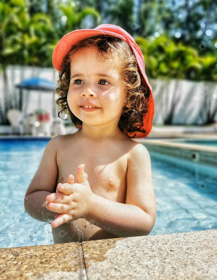 Menina brasileira brincando na piscina..