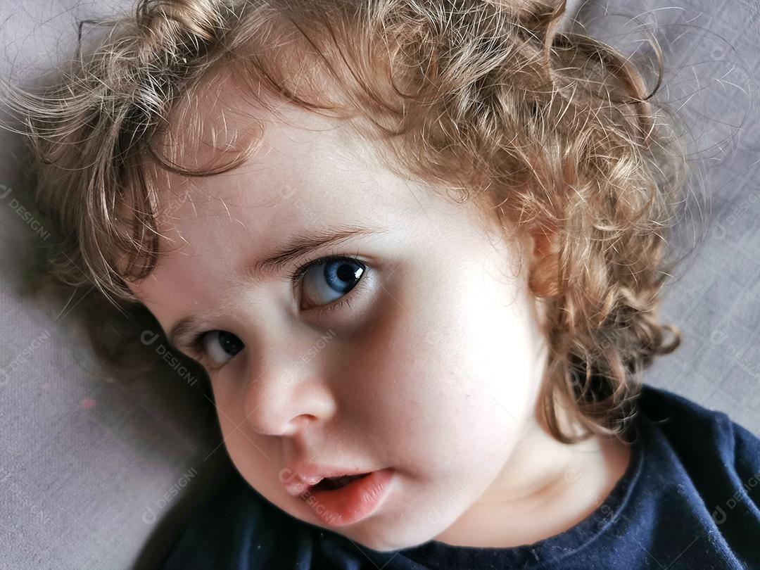 Retrato de uma menina olhando para a câmera..