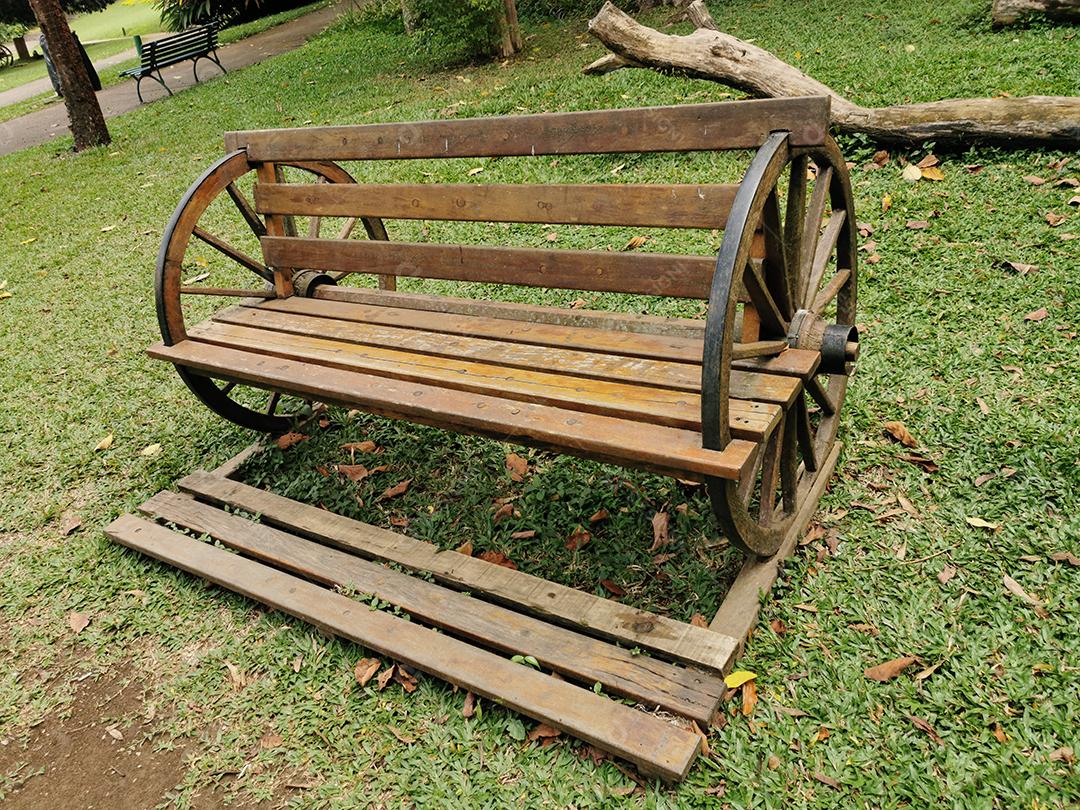 Banco de madeira no parque.