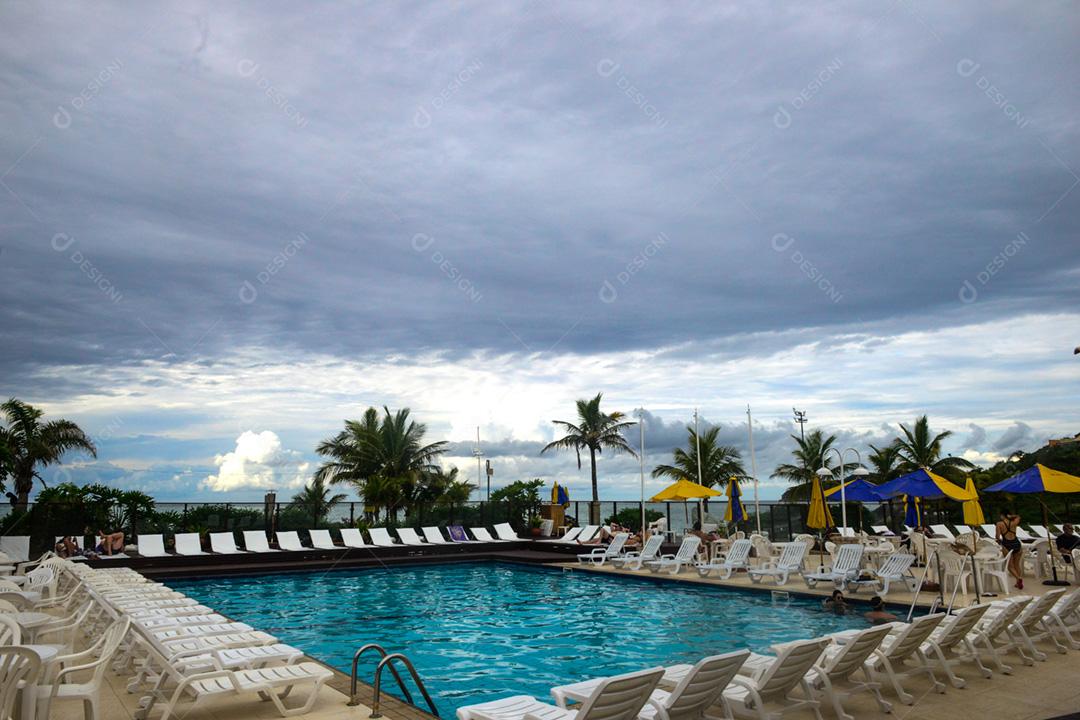 hotel resort com piscinas e vista para o mar
