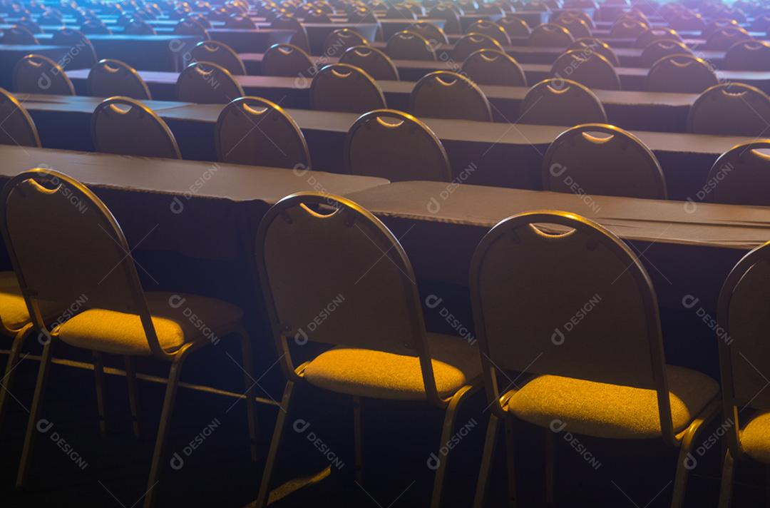 auditorio com muitas cadeiras