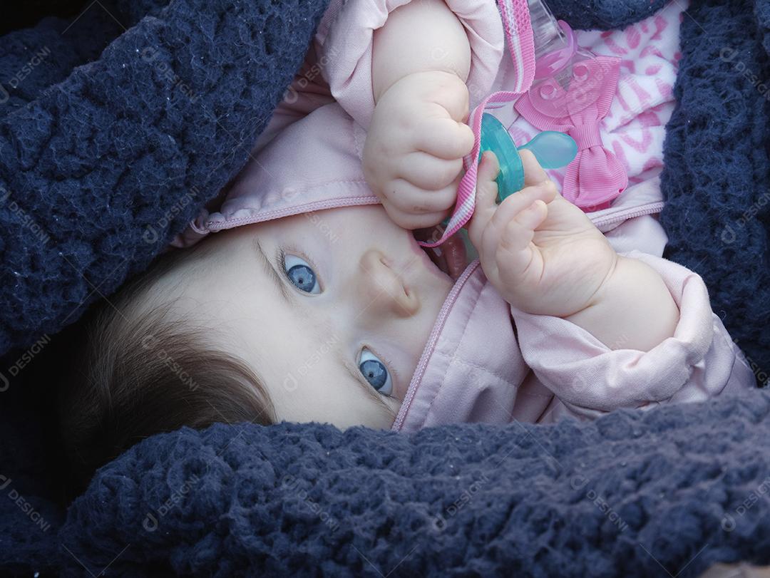 Bebezinho com olhos azuis