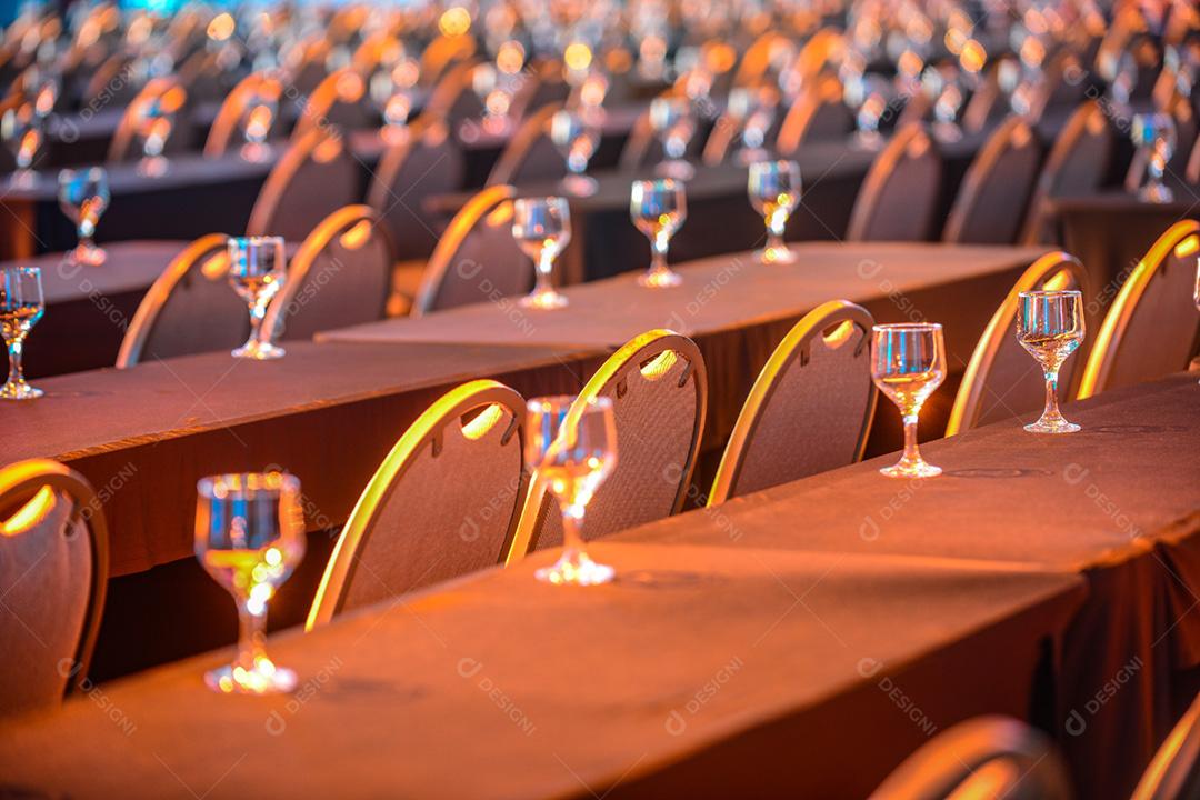 auditorio com muitas cadeiras e taças
