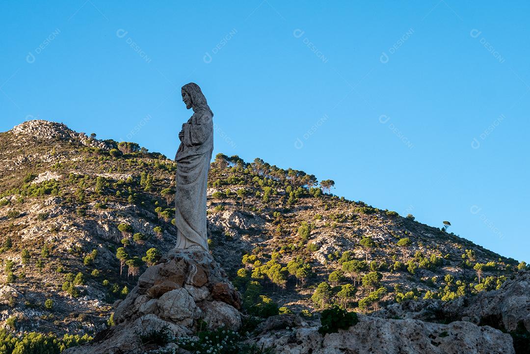vista de uma estátua de santo na cidade de mijas.G