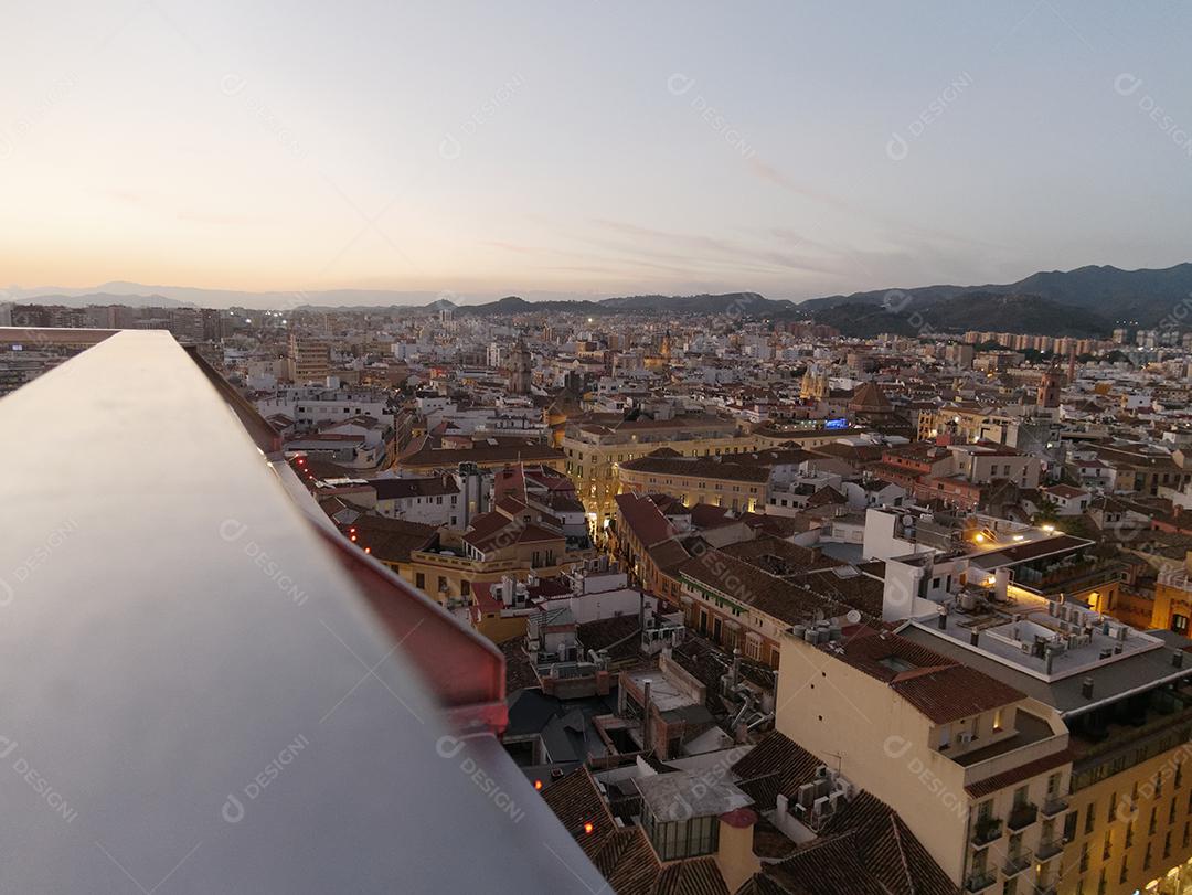 Vista da cidade de Málaga à noite na época do natal