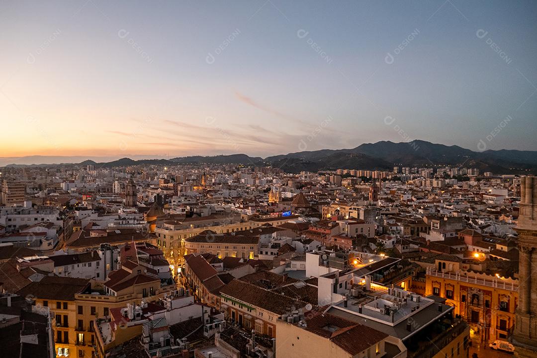 Vista da cidade de Málaga à noite na época do natal