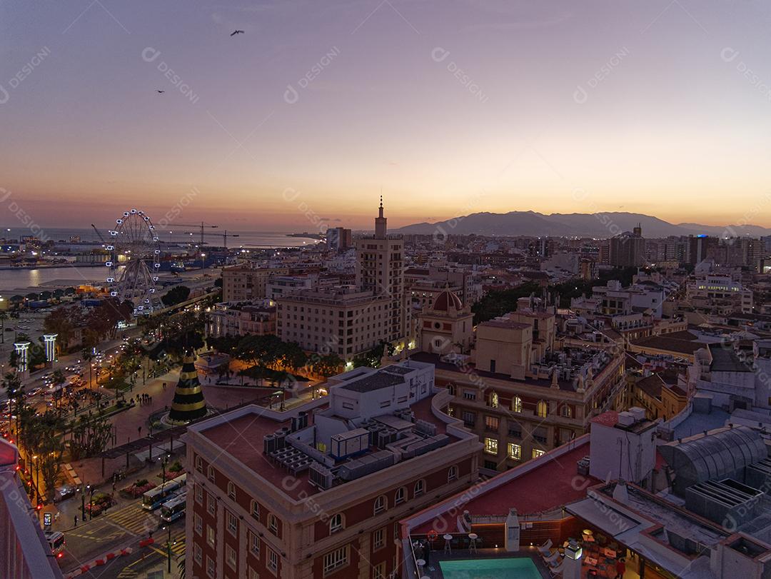Vista da cidade de Málaga à noite na época do natal