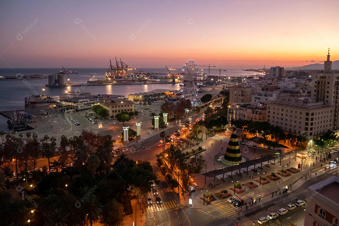 Vista da cidade de Málaga à noite na época do natal