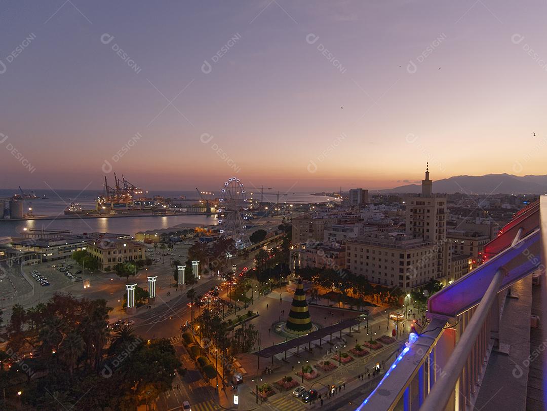 Vista da cidade de Málaga à noite na época do natal