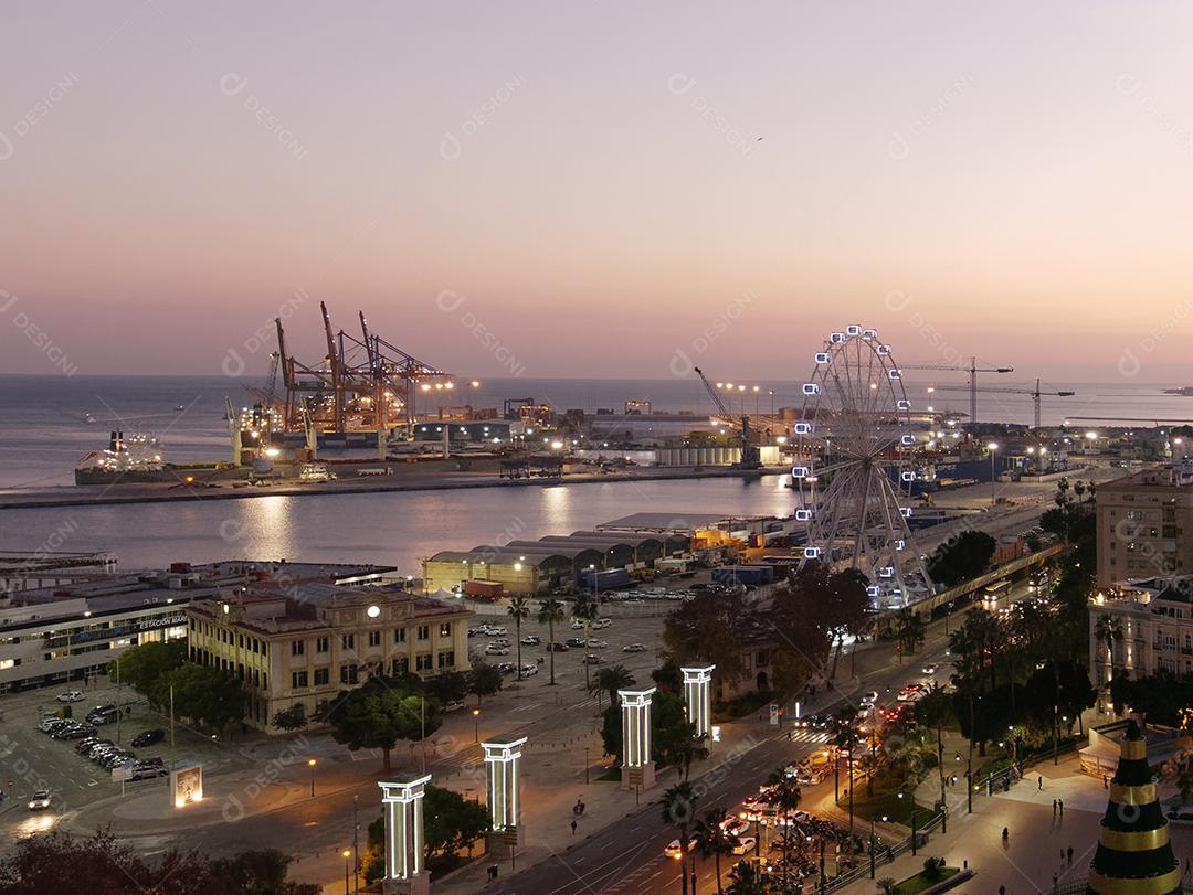 Vista da cidade de Málaga à noite na época do natal