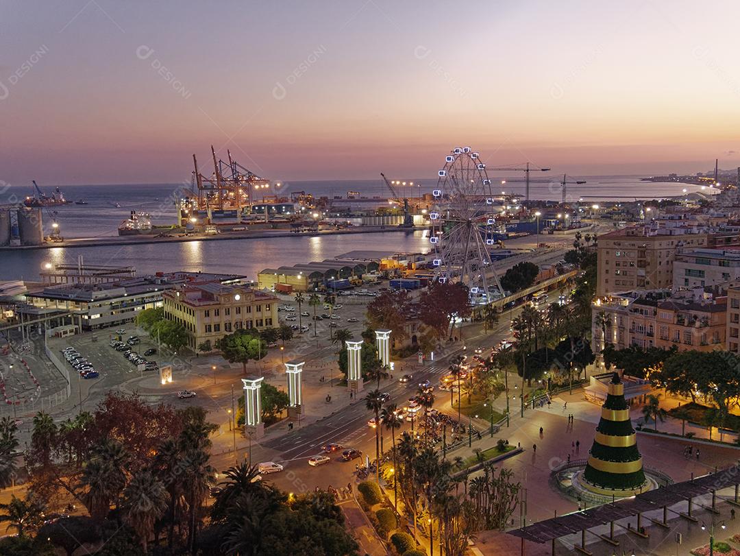 Vista da cidade de Málaga à noite na época do natal