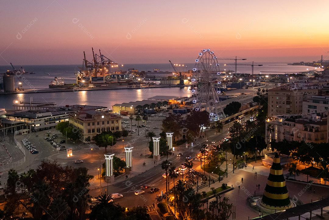 Vista da cidade de Málaga à noite na época do natal