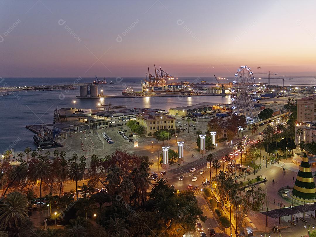 Vista da cidade de Málaga à noite na época do natal