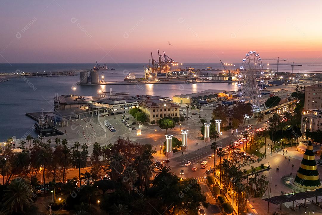 Vista da cidade de Málaga à noite na época do natal