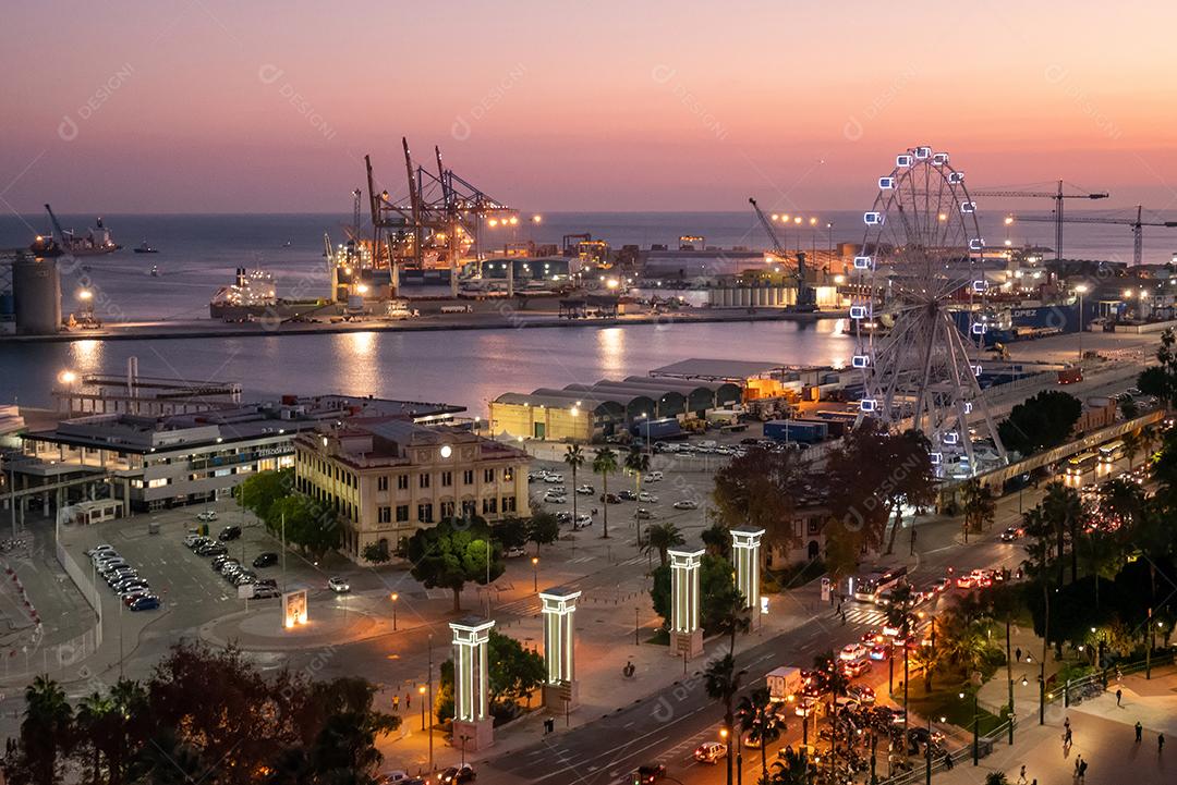 Vista da cidade de Málaga à noite na época do natal