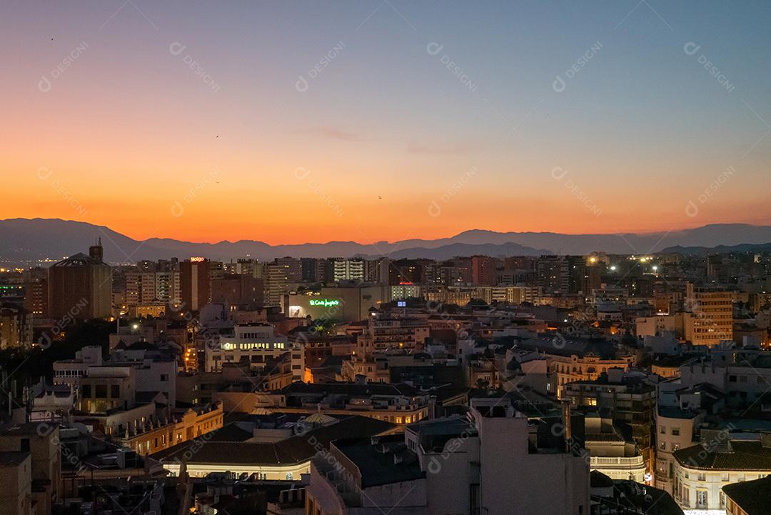 Vista da cidade de Málaga à noite na época do natal