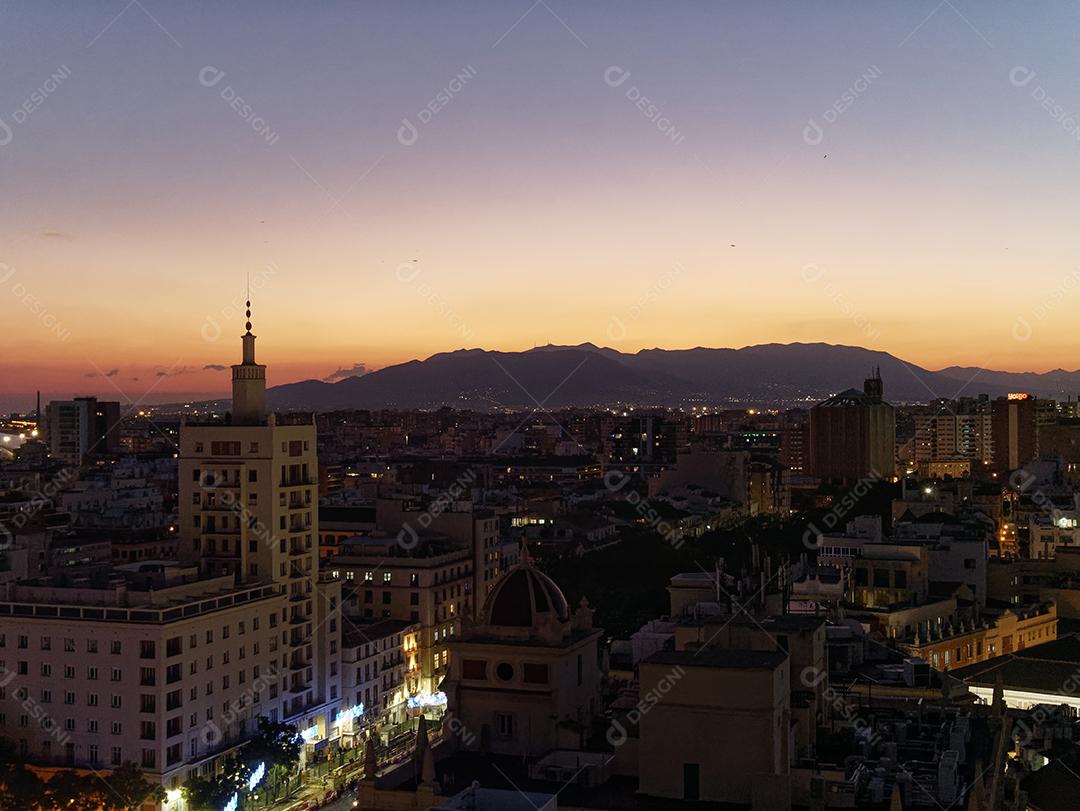 Vista da cidade de Málaga à noite na época do natal
