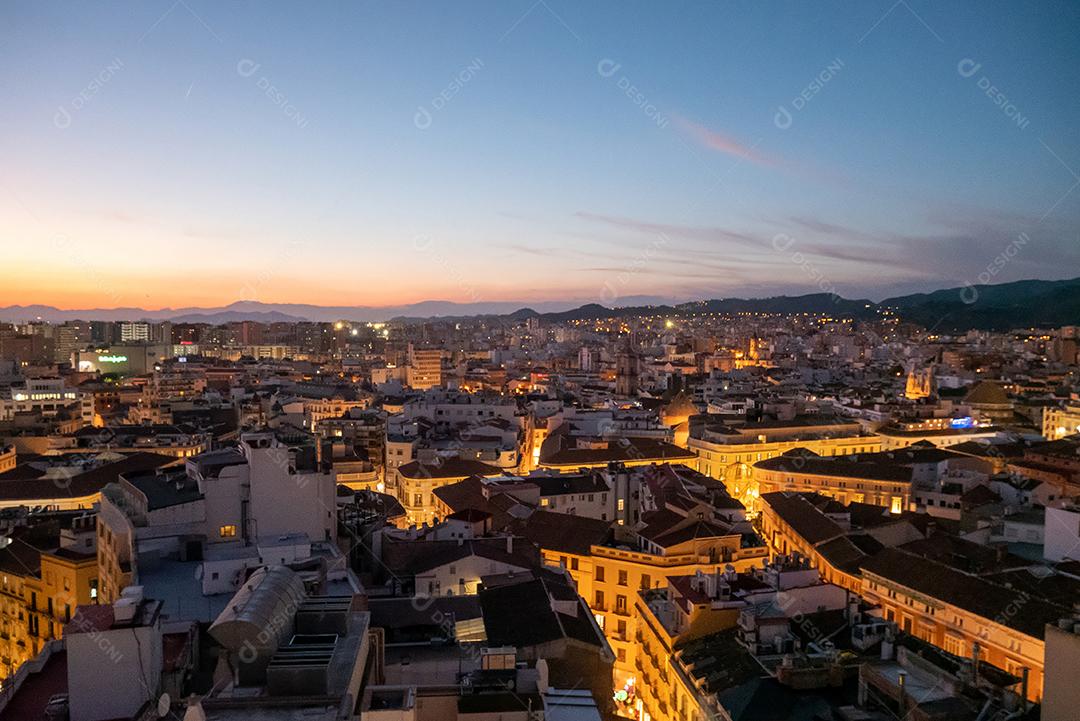 Vista da cidade de Málaga à noite na época do natal