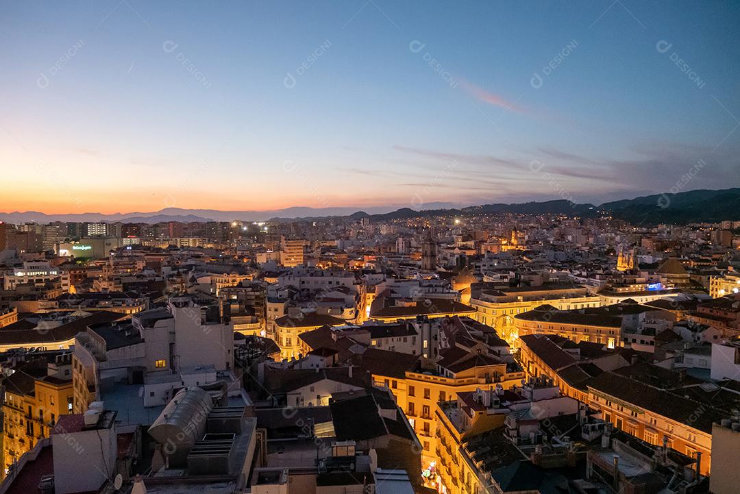 Vista da cidade de Málaga à noite na época do natal