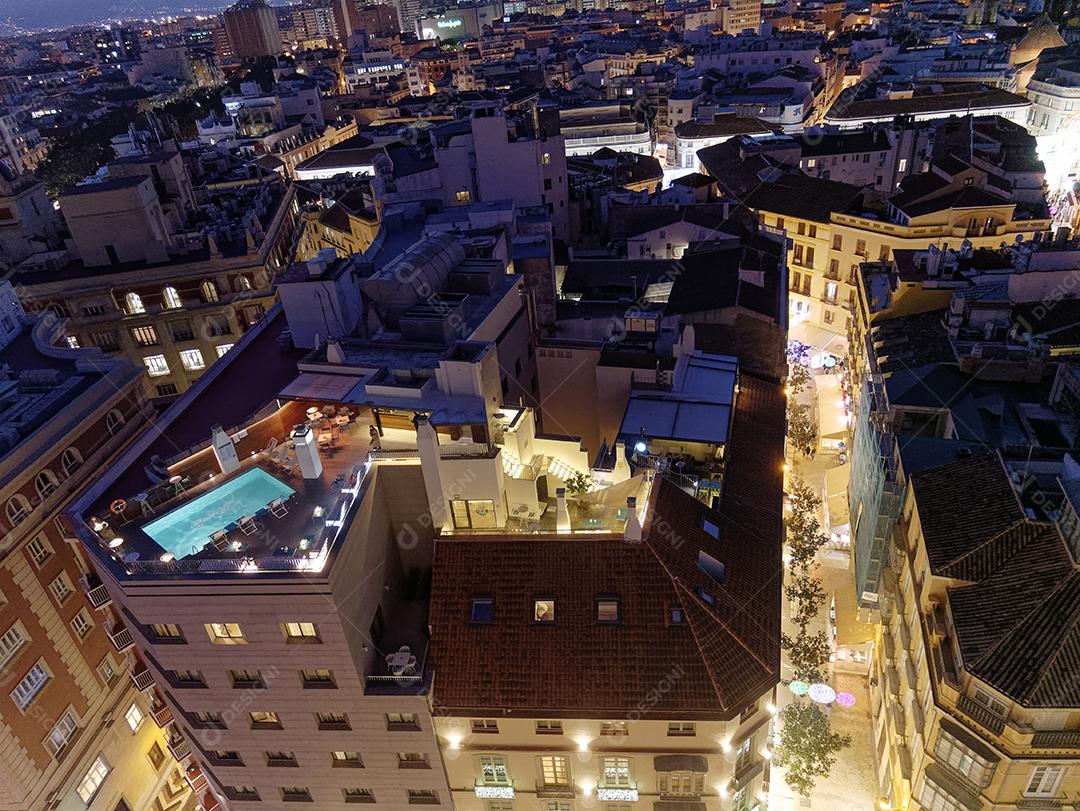 Vista da cidade de Málaga à noite na época do natal