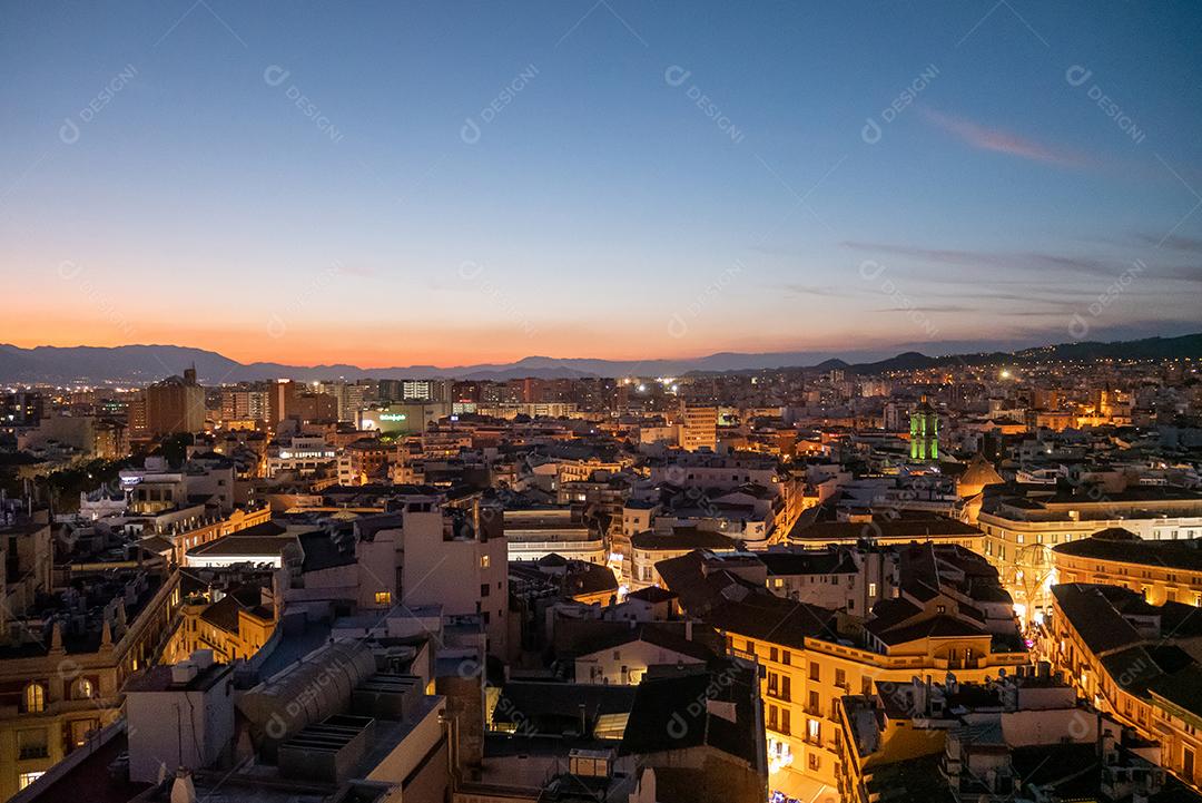 Vista da cidade de Málaga à noite na época do natal
