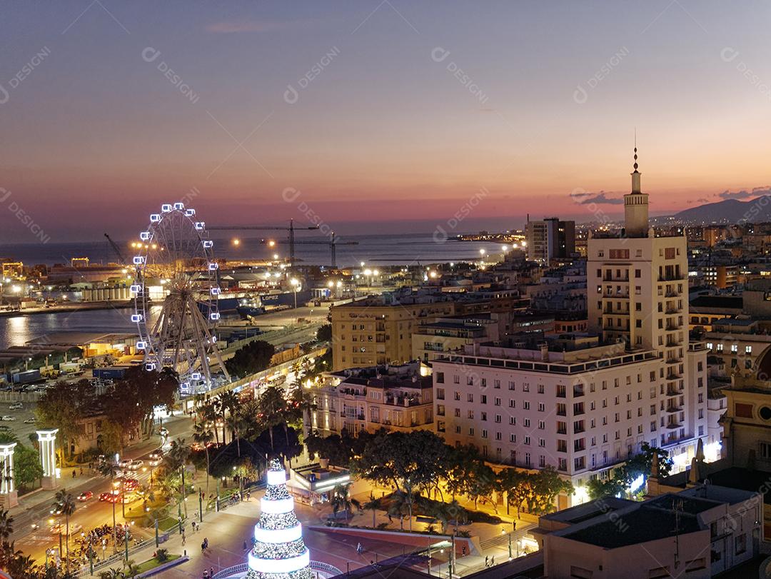 Vista da cidade de Málaga à noite na época do natal