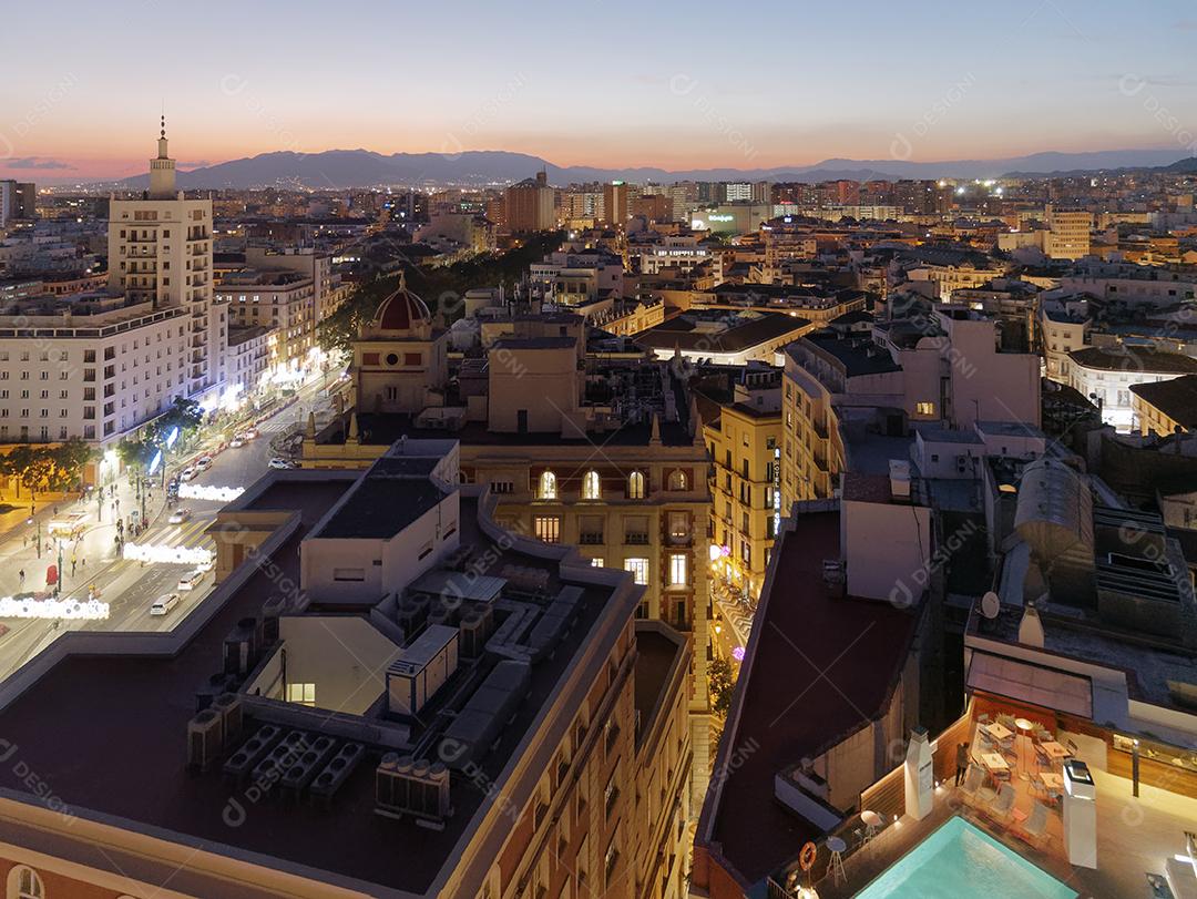 Vista da cidade de Málaga à noite na época do natal
