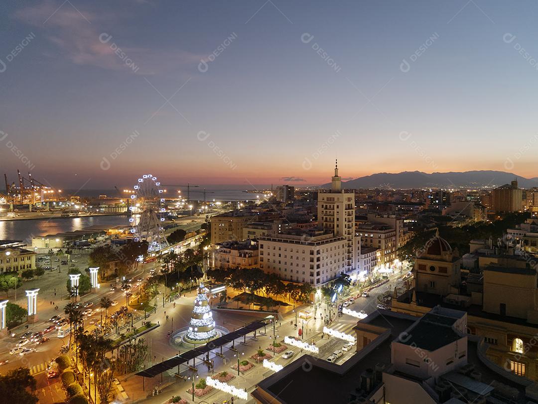 Vista da cidade de Málaga à noite na época do natal