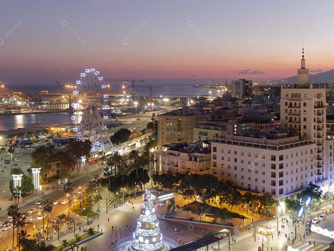 Vista da cidade de Málaga à noite na época do natal