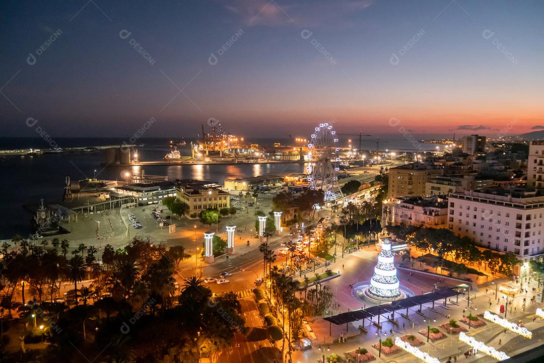 Vista da cidade de Málaga à noite na época do natal