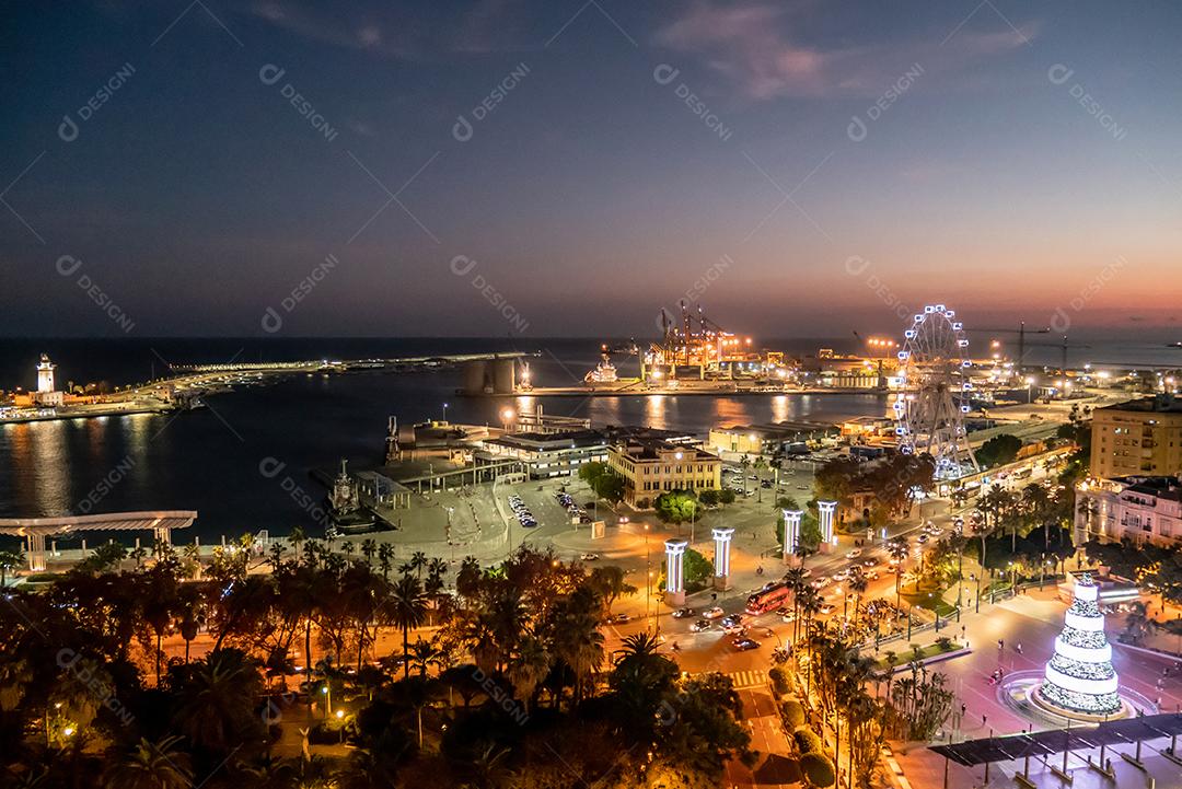 Vista da cidade de Málaga à noite na época do natal