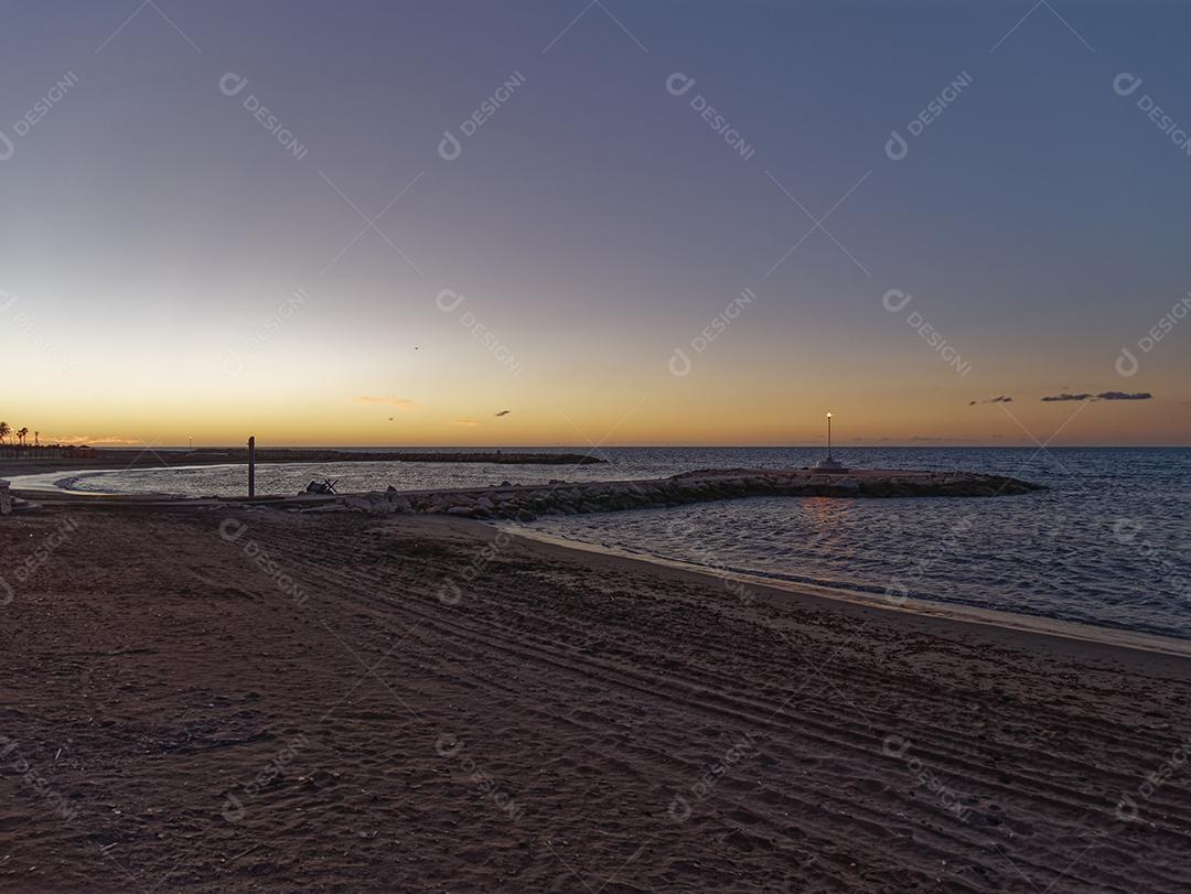 vista mar e poste de luz na praia de Pedregalejo ao entardecer