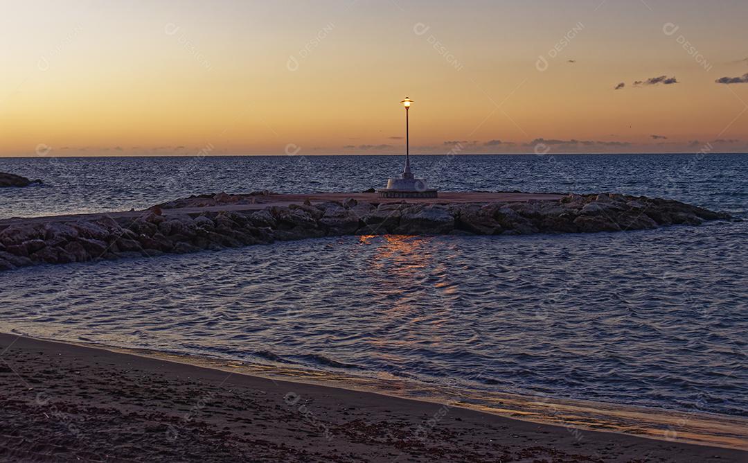 vista mar e poste de luz na praia de Pedregalejo ao entardecer