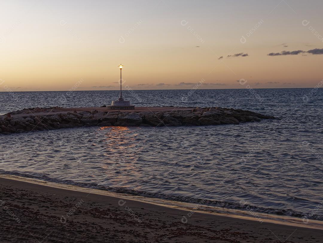 vista mar e poste de luz na praia de Pedregalejo ao entardecer