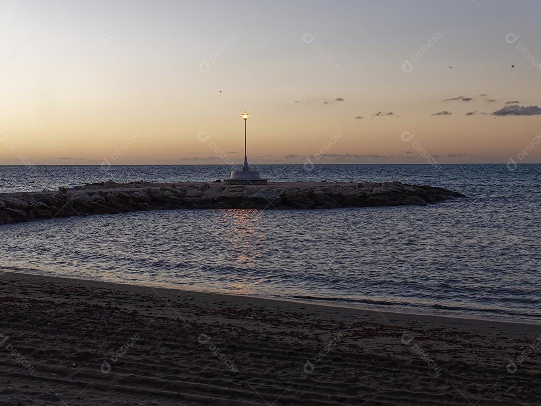 vista para o mar e pedras na Praia do Pedregalejo ao entardecer.