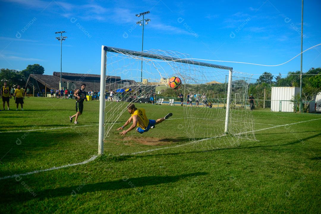 partida de futebol bola entrando no gol