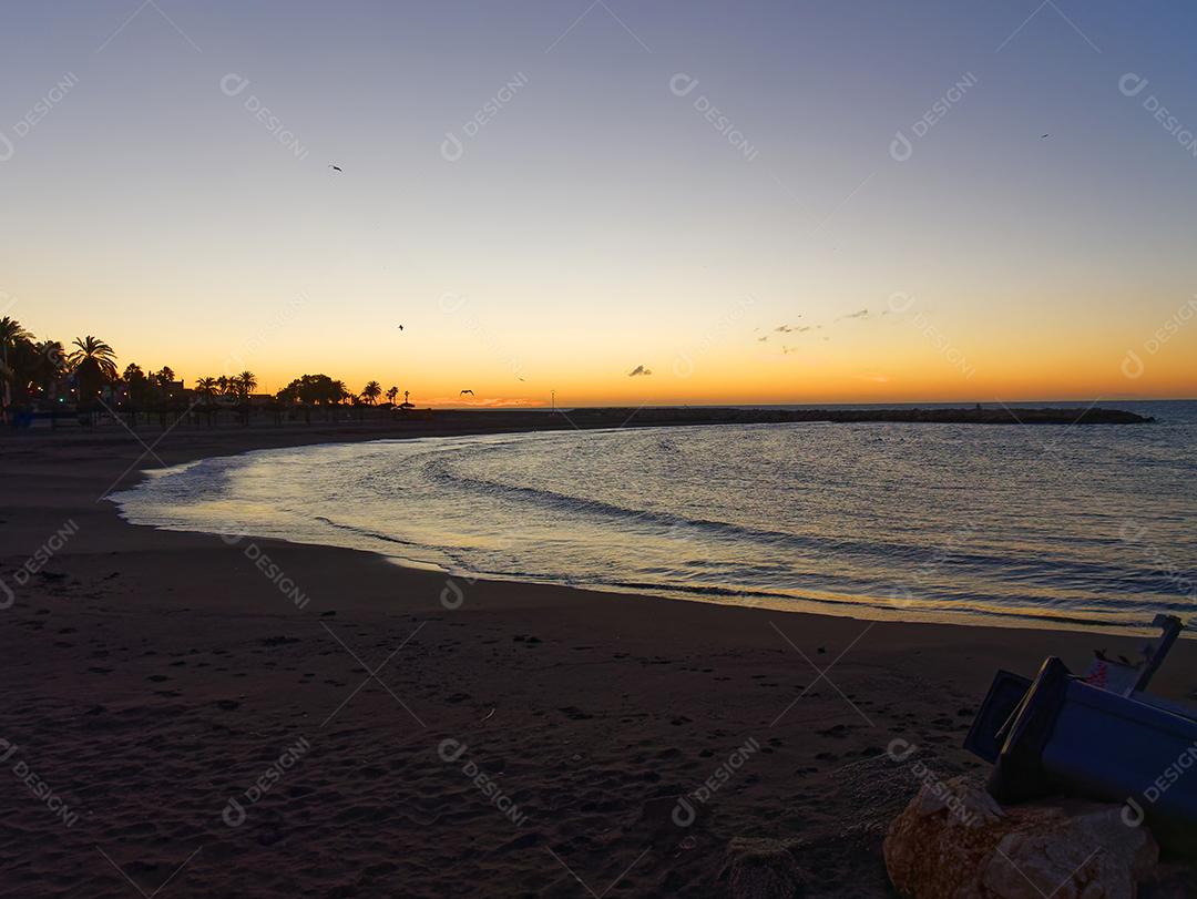 vista para o mar e pedras na Praia do Pedregalejo ao entardecer.