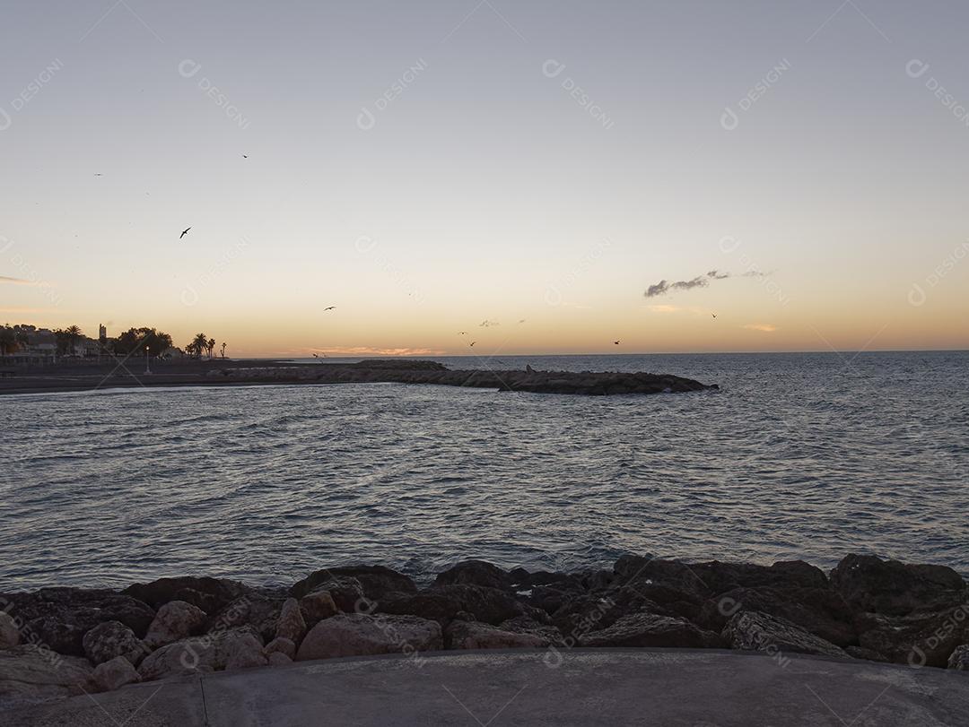 vista para o mar e pedras na Praia do Pedregalejo ao entardecer.