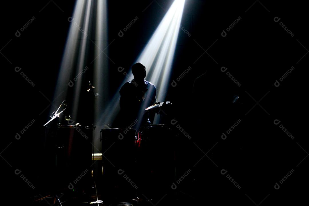 show em um palco com pouca iluminaçao