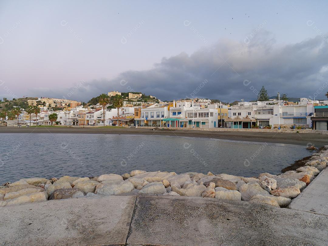 Vista da vila na praia de Pedregalejo
