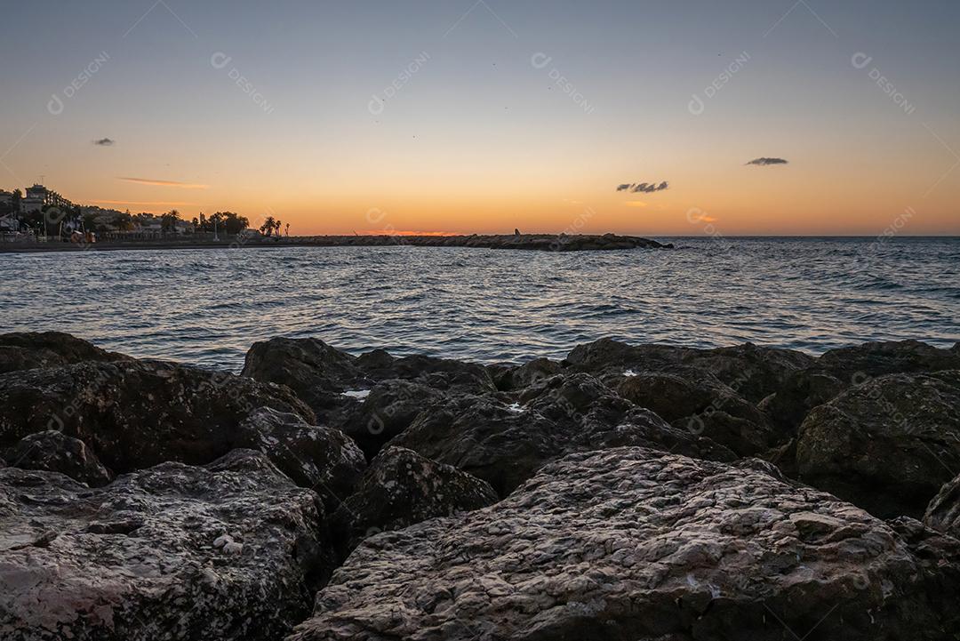 vista para o mar e pedras na Praia do Pedregalejo ao entardecer.