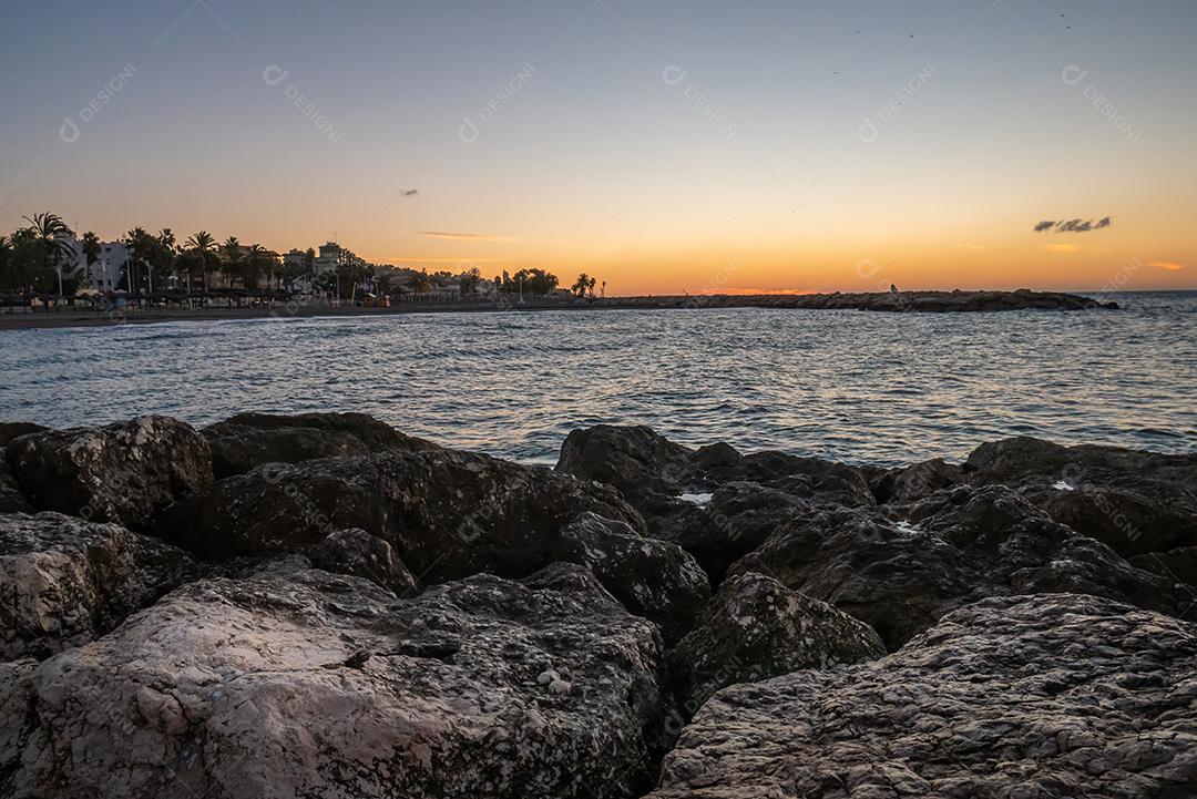 vista para o mar e pedras na Praia do Pedregalejo ao entardecer.