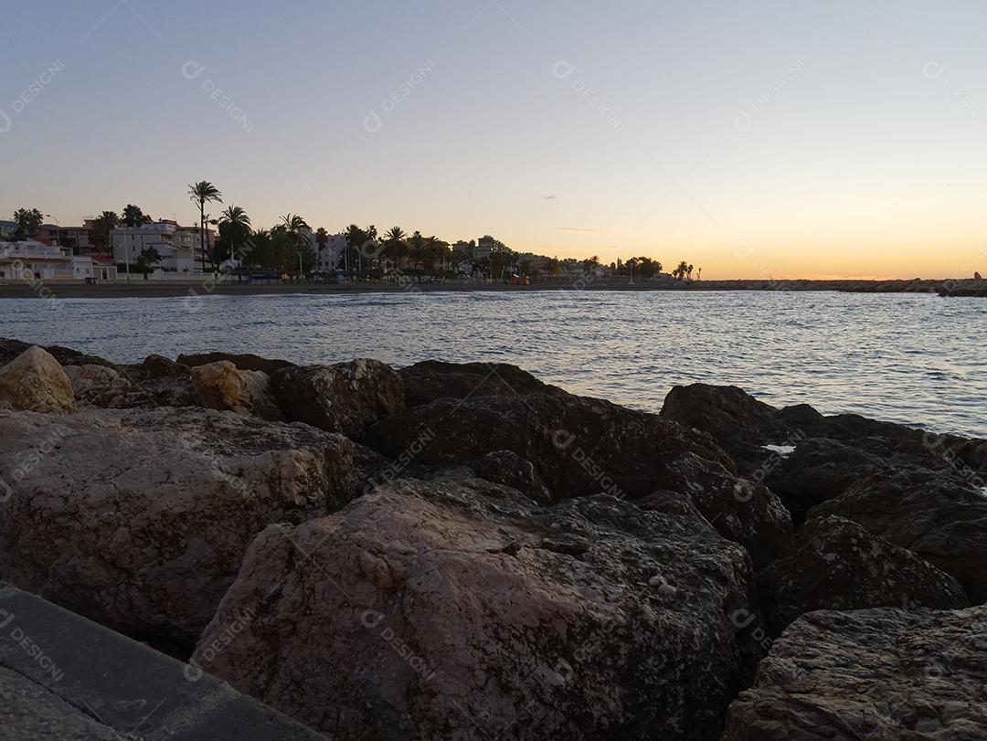 vista para o mar e pedras na Praia do Pedregalejo ao entardecer.