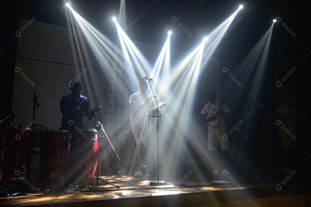 show em um palco com pouca iluminaçao